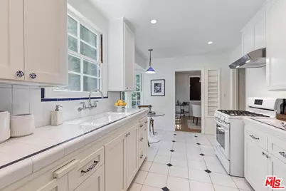 2872 Westshire Dr, Los Angeles, CA 90068 - Photo 11