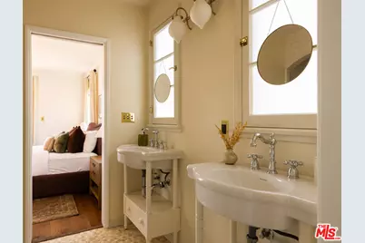 146 S Martel Ave, Los Angeles, CA 90036 - Photo 15