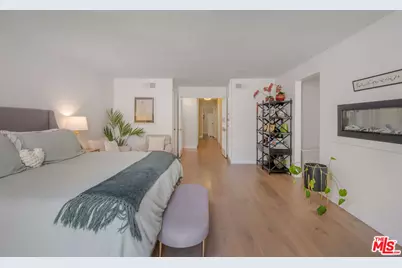 18360 Lake Encino Dr, Encino, CA 91316 - Photo 23