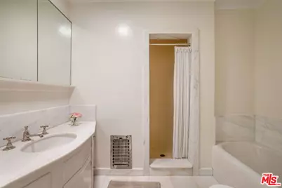 5630 Spreading Oak Dr, Los Angeles, CA 90068 - Photo 33