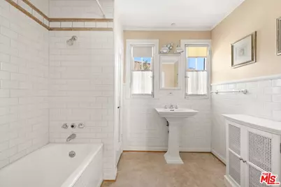 832 S Windsor Blvd, Los Angeles, CA 90005 - Photo 13