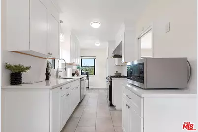 5853 S La Brea Ave, Los Angeles, CA 90056 - Photo 9
