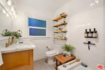7030 De Longpre Ave, Los Angeles, CA 90028 - Photo 25