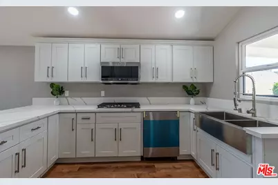 20456 W Strathern St, Winnetka, CA 91306 - Photo 9