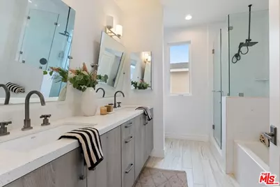 11947 Riverside Dr, Valley Village, CA 91607 - Photo 19