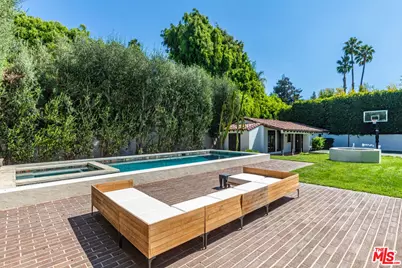 820 N Roxbury Dr, Beverly Hills, CA 90210 - Photo 35