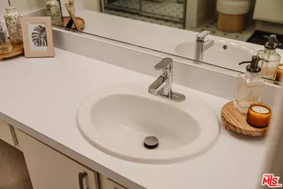 911 N Kings Rd #110, West Hollywood, CA 90069 - Photo 15