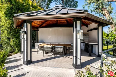 18762 Wells Dr, Tarzana, CA 91356 - Photo 29