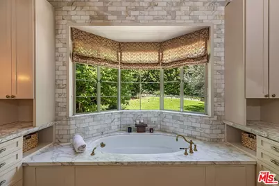 1136 N Doheny Dr, Los Angeles, CA 90069 - Photo 17