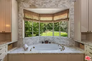 1136 N Doheny Dr, Los Angeles, CA 90069 - Photo 17