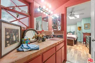 15739 Mulholland Pl, Los Angeles, CA 90049 - Photo 23