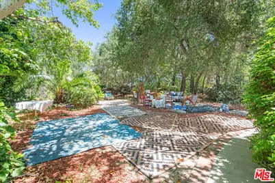 15739 Mulholland Pl, Los Angeles, CA 90049 - Photo 31
