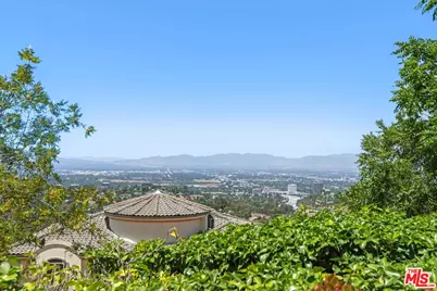 15739 Mulholland Pl, Los Angeles, CA 90049 - Photo 31