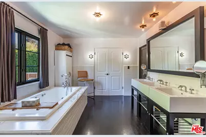 820 N Roxbury Dr, Beverly Hills, CA 90210 - Photo 21