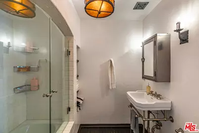 820 N Roxbury Dr, Beverly Hills, CA 90210 - Photo 31
