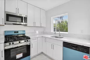 1185 S Tremaine Ave, Los Angeles, CA 90019 - Photo 21