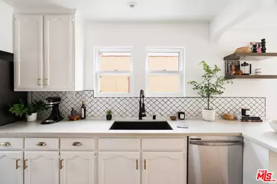 607 W 111th Pl, Los Angeles, CA 90044 - Photo 13