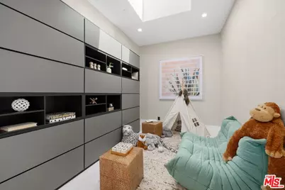 1754 Clear View Dr, Beverly Hills, CA 90210 - Photo 31