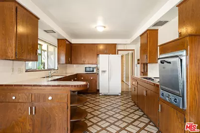 5924 Wooster Ave, Los Angeles, CA 90056 - Photo 9