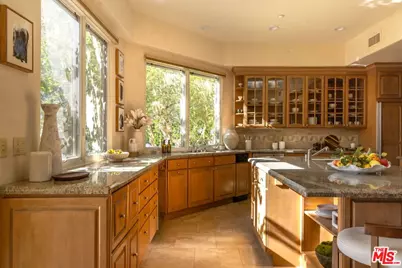 13731 Romany Dr, Pacific Palisades, CA 90272 - Photo 15