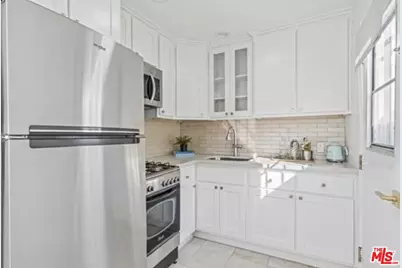 2404 Ocean Park Blvd, Santa Monica, CA 90405 - Photo 15