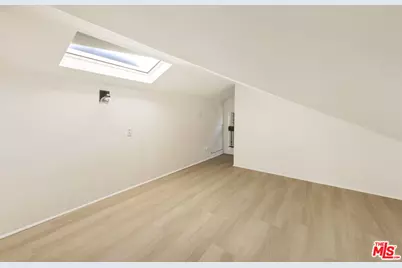 1561 Carmona Ave, Los Angeles, CA 90019 - Photo 21