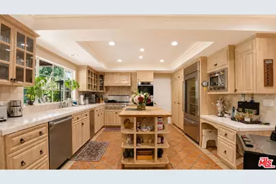 16201 Meadowcrest Rd, Sherman Oaks, CA 91403 - Photo 11
