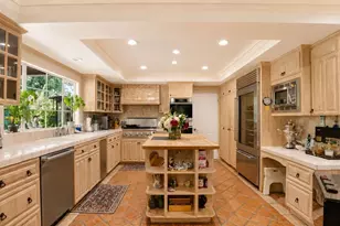 16201 Meadowcrest Rd, Sherman Oaks, CA 91403 - Photo 11