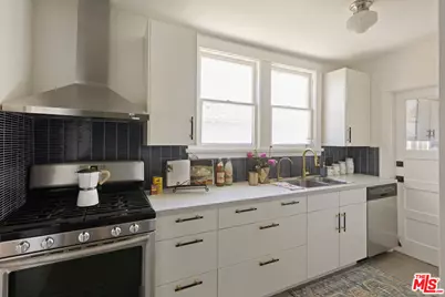 2955 8th Ave, Los Angeles, CA 90018 - Photo 13