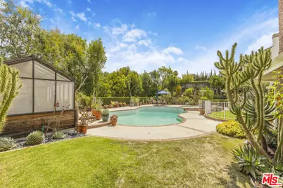 20659 Chatsboro Dr, Woodland Hills, CA 91364 - Photo 51