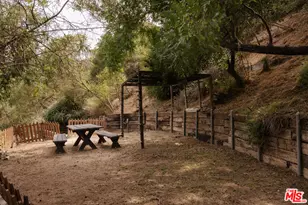 2041 N Alta Vista Ave, Los Angeles, CA 90046 - Photo 23