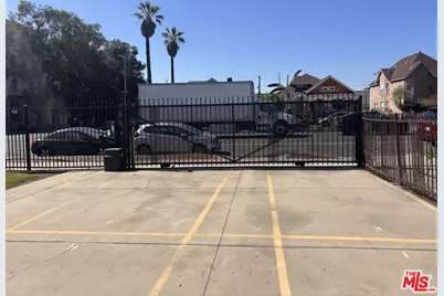 933 E 28th St, Los Angeles, CA 90011 - Photo 13