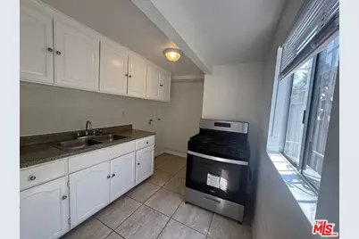 11233 Raymond Ave, Los Angeles, CA 90044 - Photo 13
