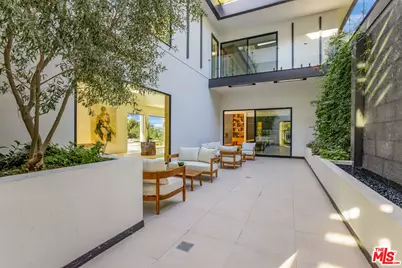 3802 Hollyline Ave, Los Angeles, CA 91423 - Photo 5