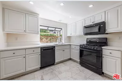 15632 Meadow Dr, Santa Clarita, CA 91387 - Photo 17
