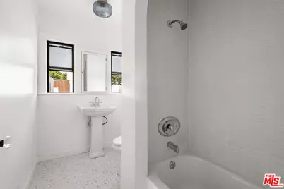 1361 Keniston Ave, Los Angeles, CA 90019 - Photo 45