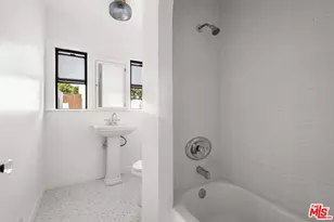 1361 Keniston Ave, Los Angeles, CA 90019 - Photo 45