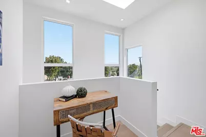 3926 S Ridgeley Dr, Los Angeles, CA 90008 - Photo 47
