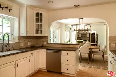 3931 Woodcliff Rd, Sherman Oaks, CA 91403 - Photo 11