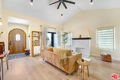 2823 S Bronson Ave, Los Angeles, CA 90018 - Photo 3