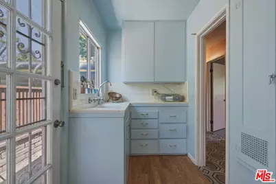 11359 Biona Dr, Los Angeles, CA 90066 - Photo 35