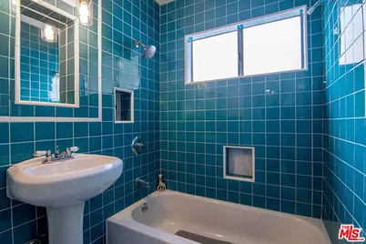 8030 Hesperia Ave, Los Angeles, CA 91335 - Photo 17