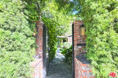 2592 N Beachwood Dr, Los Angeles, CA 90068 - Photo 5