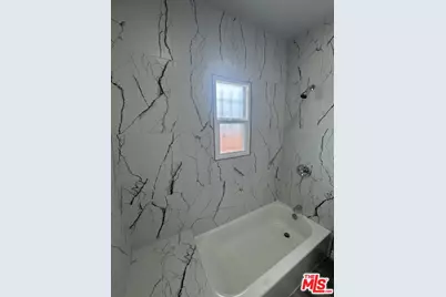 136 W 43rd Pl, Los Angeles, CA 90037 - Photo 25