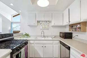 11918 Avon Way, Los Angeles, CA 90066 - Photo 13