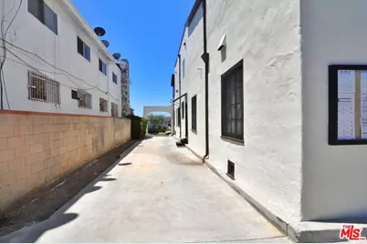 3919 W 27th St, Los Angeles, CA 90018 - Photo 7