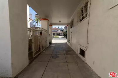 523 S Wilton Pl, Los Angeles, CA 90020 - Photo 11