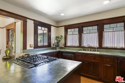 2093 W 28th St, Los Angeles, CA 90018 - Photo 21