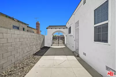 10022 S Manhattan Pl, Los Angeles, CA 90047 - Photo 11