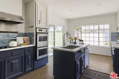 1561 Carmona Ave, Los Angeles, CA 90019 - Photo 13